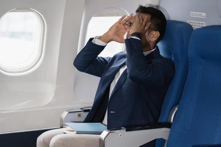 Lire la suite à propos de l’article Surmonter la Phobie de l&rsquo;Avion avec l&rsquo;Hypnose : Une Solution Efficace pour des Voyages Sans Stress