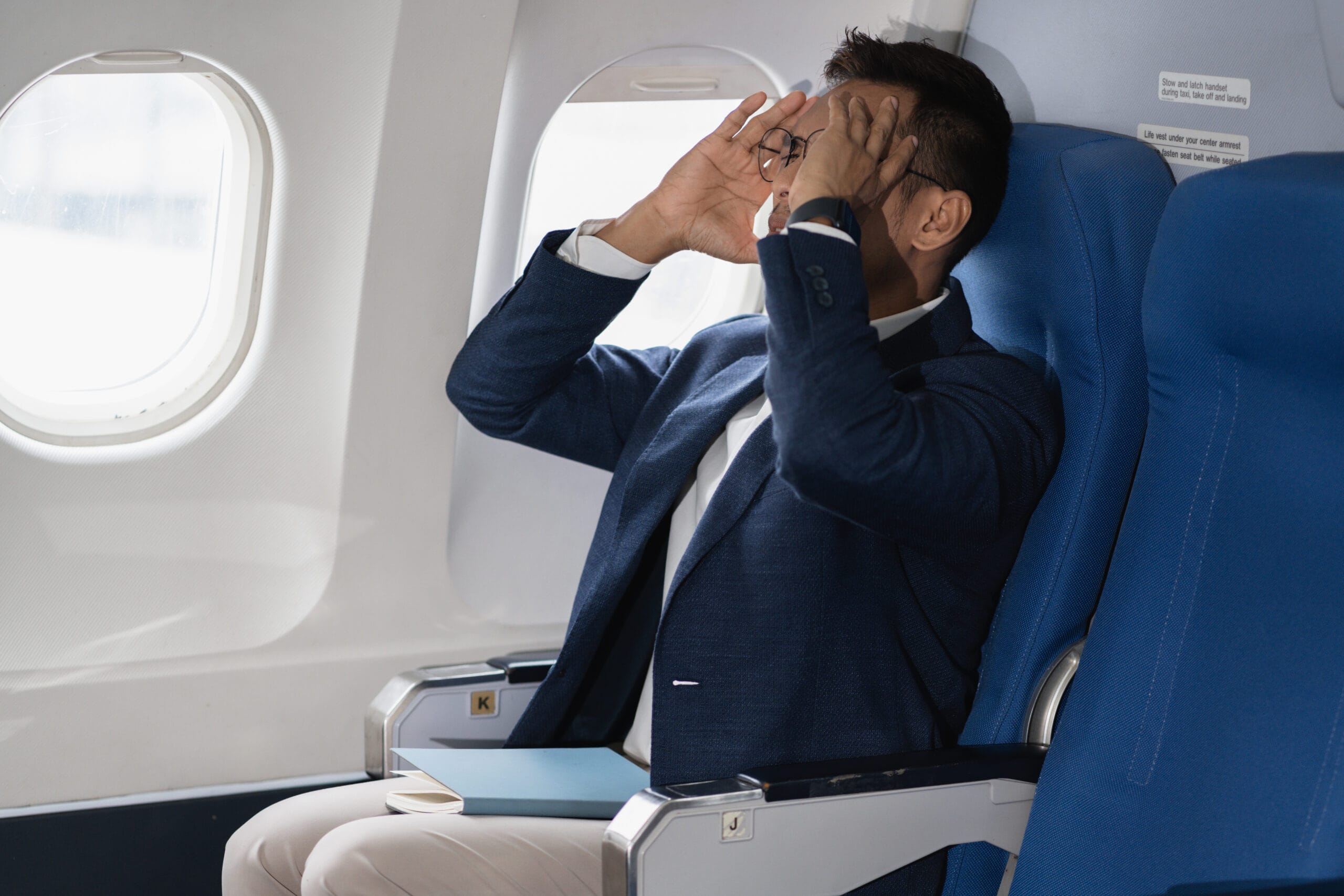 Lire la suite à propos de l’article Surmonter la Phobie de l&rsquo;Avion avec l&rsquo;Hypnose : Une Solution Efficace pour des Voyages Sans Stress